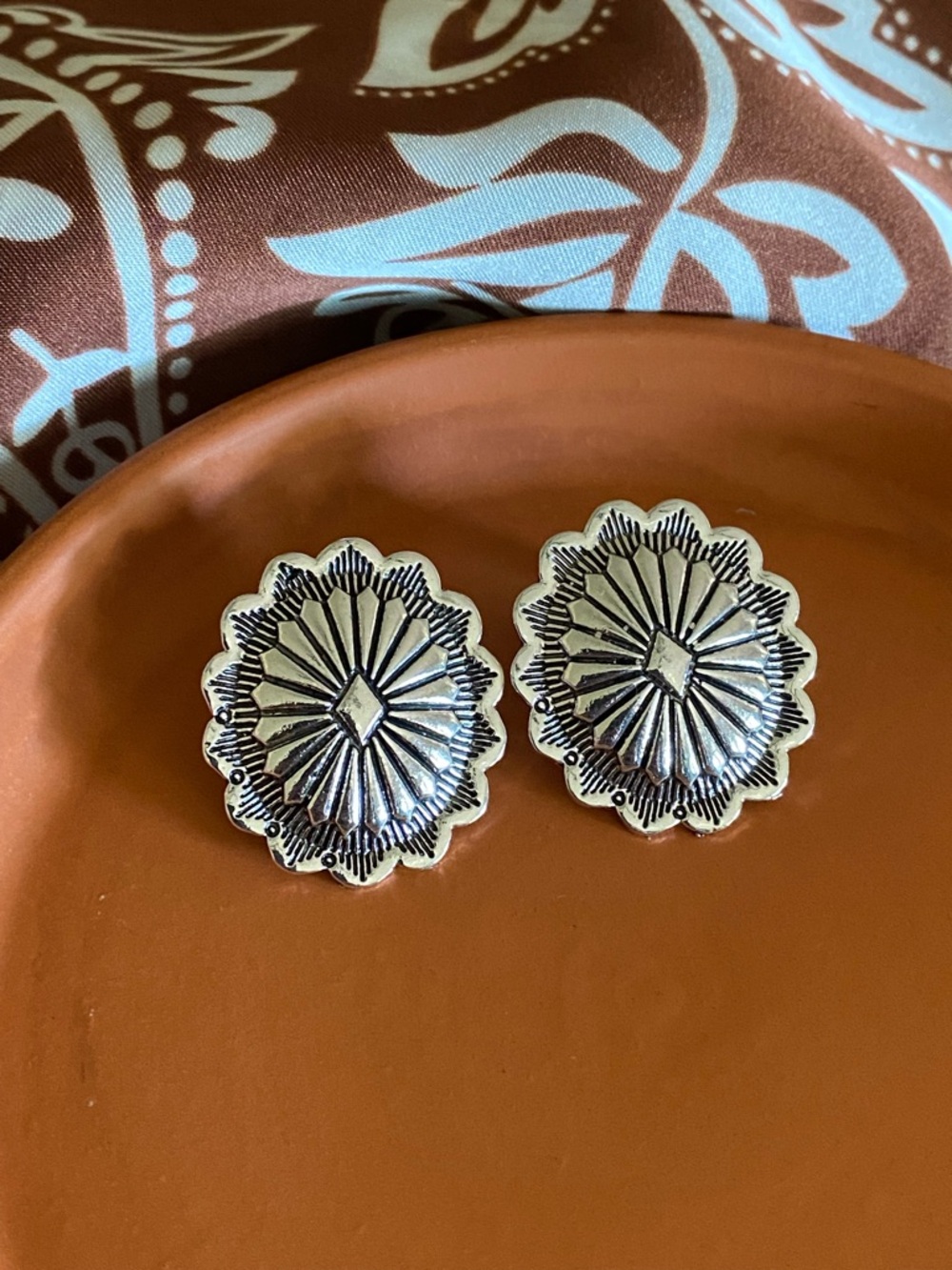 ✨ 2/$15 JEWELRY✨ Antiqued Silver Southwestern Concho Earrings